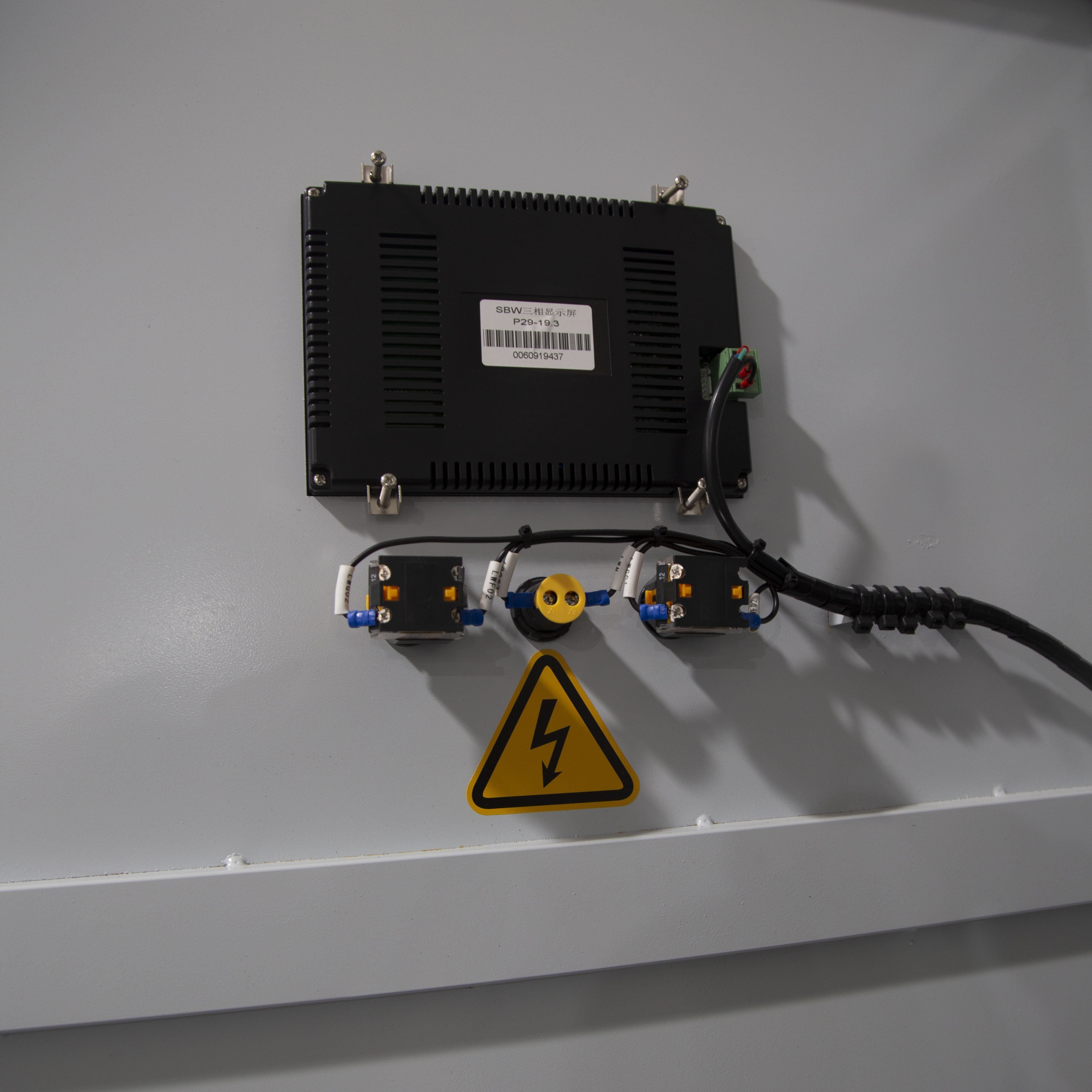 三相電動機(jī)穩(wěn)壓器