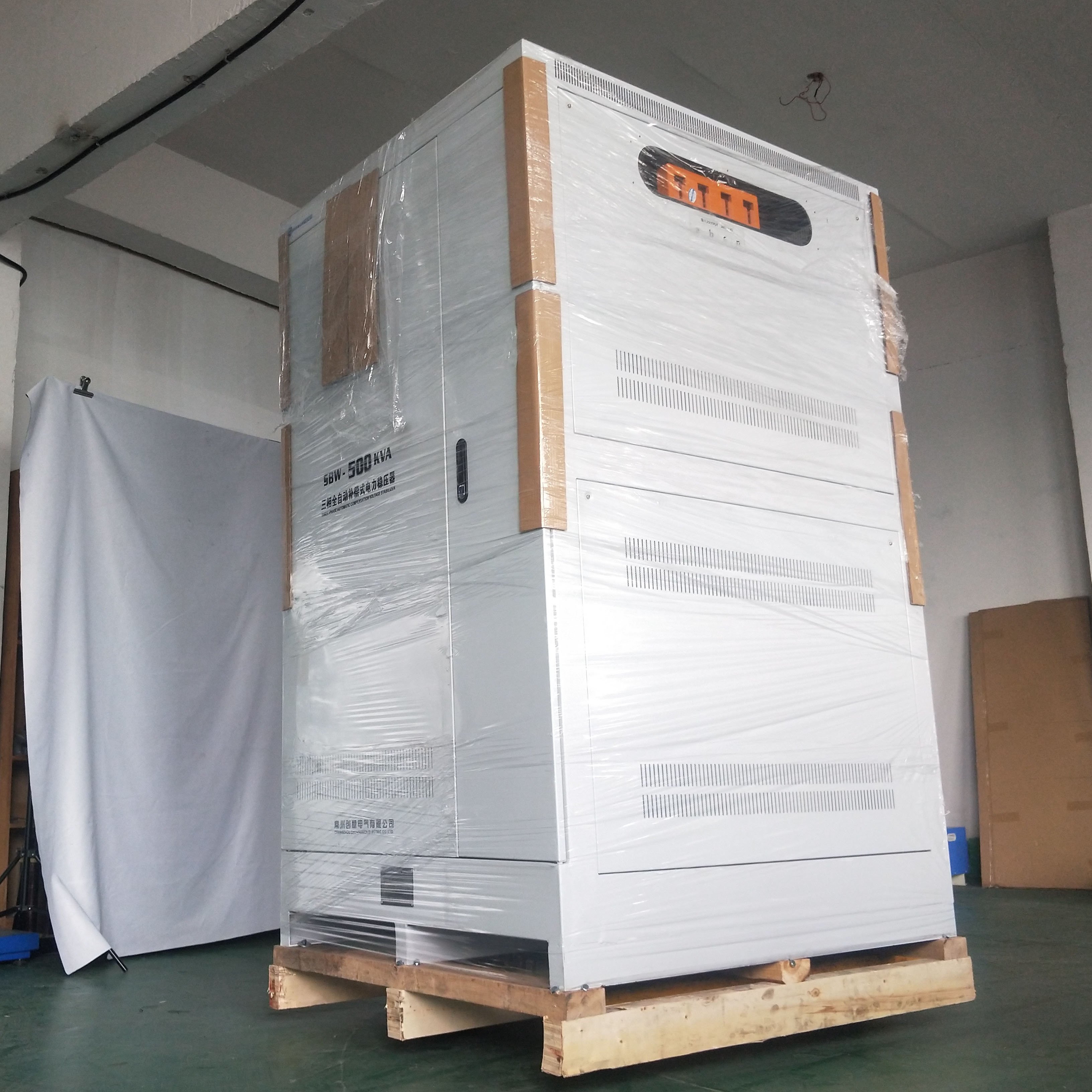 三相高精度全自動穩(wěn)壓器