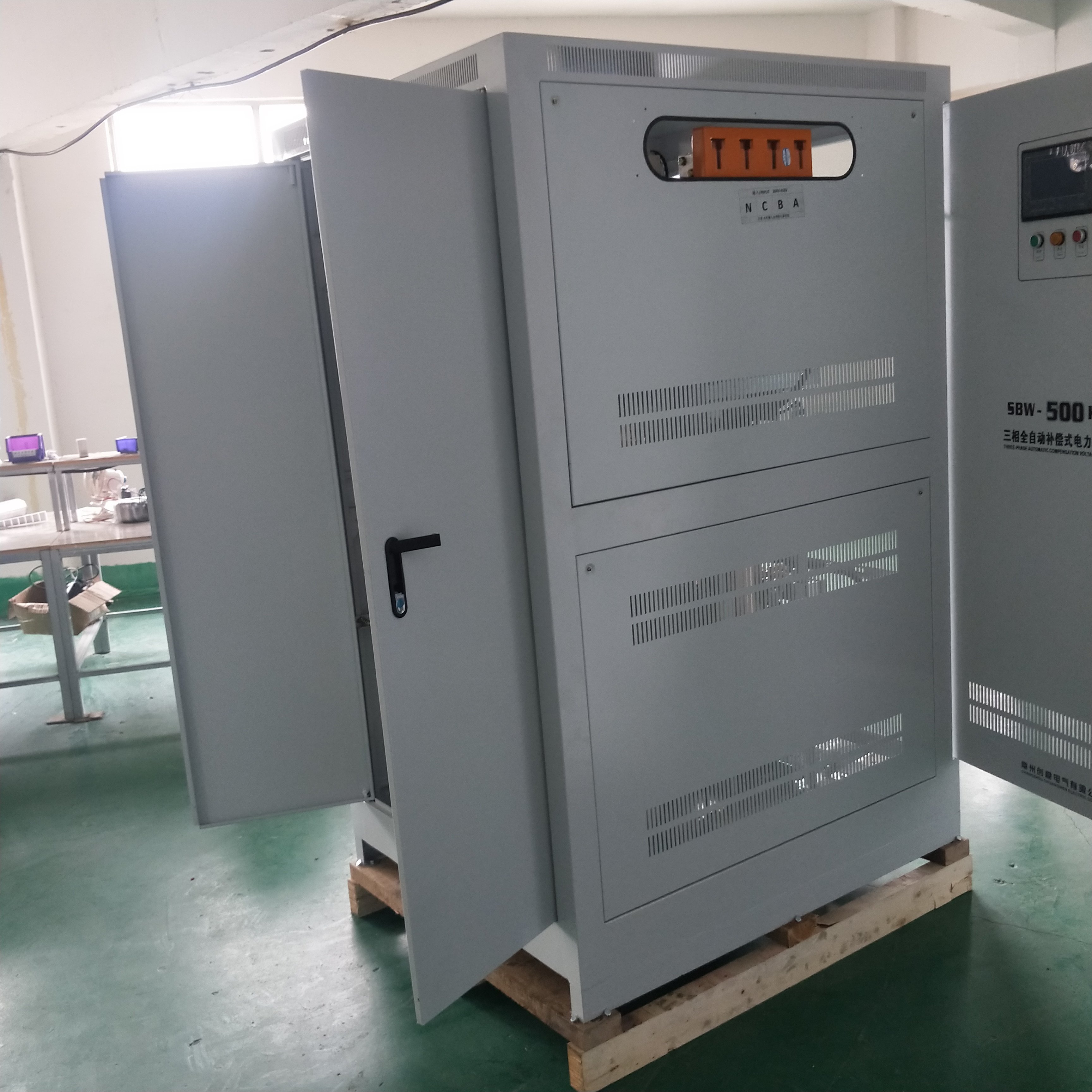 三相補(bǔ)償式電力穩(wěn)壓電源